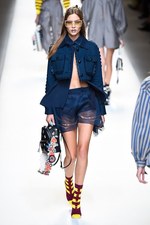 フェンディ 2017年春夏コレクション - 現代に舞い降りたロココ・プリンセス｜写真8