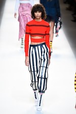 フェンディ 2017年春夏コレクション - 現代に舞い降りたロココ・プリンセス｜写真12