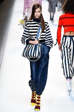 フェンディ 2017年春夏コレクション - 現代に舞い降りたロココ・プリンセス｜写真14