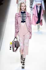 フェンディ 2017年春夏コレクション - 現代に舞い降りたロココ・プリンセス｜写真16