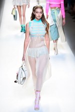 フェンディ 2017年春夏コレクション - 現代に舞い降りたロココ・プリンセス｜写真18