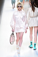 フェンディ 2017年春夏コレクション - 現代に舞い降りたロココ・プリンセス｜写真22