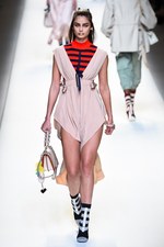 フェンディ 2017年春夏コレクション - 現代に舞い降りたロココ・プリンセス｜写真27