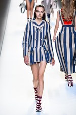 フェンディ 2017年春夏コレクション - 現代に舞い降りたロココ・プリンセス｜写真33