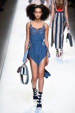 フェンディ 2017年春夏コレクション - 現代に舞い降りたロココ・プリンセス｜写真34