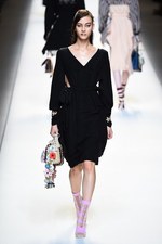 フェンディ 2017年春夏コレクション - 現代に舞い降りたロココ・プリンセス｜写真40