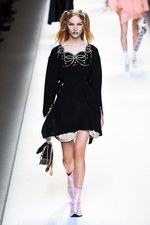 フェンディ 2017年春夏コレクション - 現代に舞い降りたロココ・プリンセス｜写真42