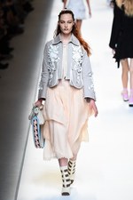 フェンディ 2017年春夏コレクション - 現代に舞い降りたロココ・プリンセス｜写真44