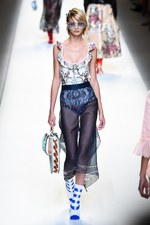 フェンディ 2017年春夏コレクション - 現代に舞い降りたロココ・プリンセス｜写真56