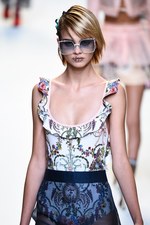 フェンディ 2017年春夏コレクション - 現代に舞い降りたロココ・プリンセス｜写真57