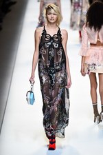 フェンディ 2017年春夏コレクション - 現代に舞い降りたロココ・プリンセス｜写真59