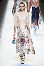 フェンディ 2017年春夏コレクション - 現代に舞い降りたロココ・プリンセス｜写真61