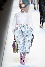 フェンディ 2017年春夏コレクション - 現代に舞い降りたロココ・プリンセス｜写真69