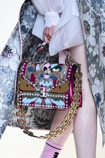 フェンディ 2017年春夏コレクション - 現代に舞い降りたロココ・プリンセス｜写真70