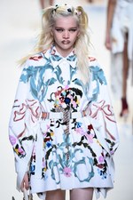 フェンディ 2017年春夏コレクション - 現代に舞い降りたロココ・プリンセス｜写真83