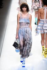 フェンディ 2017年春夏コレクション - 現代に舞い降りたロココ・プリンセス｜写真88