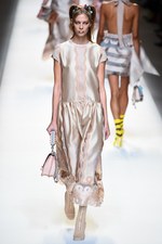 フェンディ 2017年春夏コレクション - 現代に舞い降りたロココ・プリンセス｜写真89