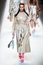 フェンディ 2017年春夏コレクション - 現代に舞い降りたロココ・プリンセス｜写真93