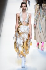 フェンディ 2017年春夏コレクション - 現代に舞い降りたロココ・プリンセス｜写真97