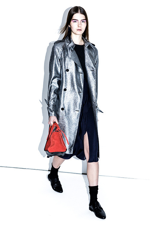 レディー・ガガ、3.1 フィリップ リムのメタリックトレンチコートを着用 | 写真