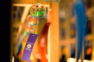 ヨガ｜浅草・隅田川テラスで「RIVERSIDE&TOKYO」約500個の風鈴ゲートや移動式図書館