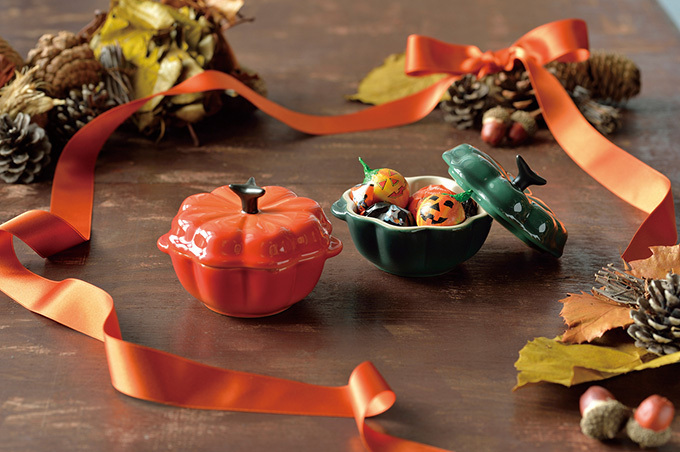 ル・クルーゼ ハロウィン限定かぼちゃのお鍋 - カファレルのチョコレートを詰め込んだギフトセットも | 写真