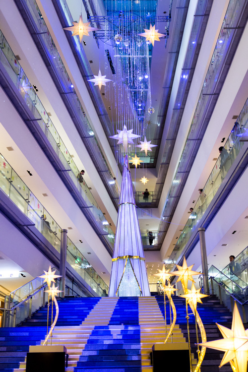 表参道ヒルズのクリスマスイルミネーション - 高さ10mのツリーと共に参加型イルミや光のショーを実施 | 写真