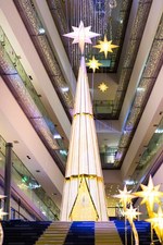 表参道ヒルズのクリスマスイルミネーション - 高さ10mのツリーと共に参加型イルミや光のショーを実施｜写真10