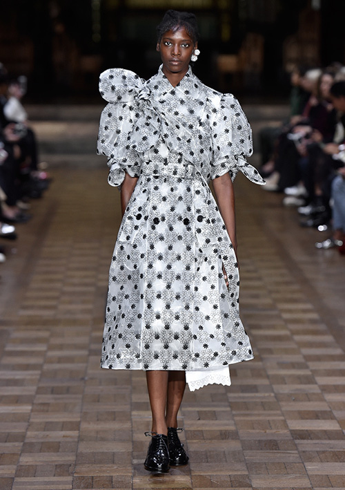 シモーネ ロシャ(SIMONE ROCHA) 2017年春夏ウィメンズコレクション  - 写真24