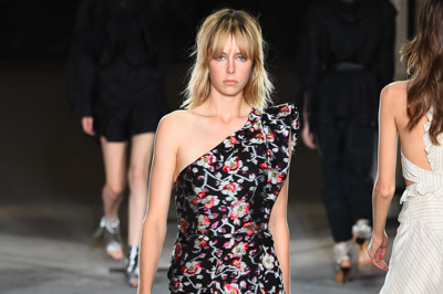 ビーチサンダル｜イザベル マラン 2017年春夏コレクション - 新境地で見る、強さによって際立つフェミニニティ