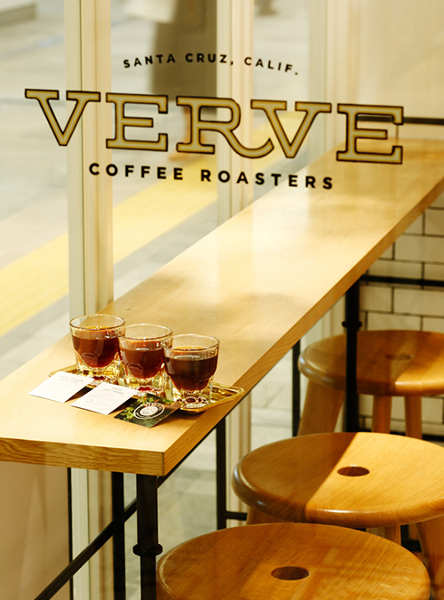 「ヴァーヴ コーヒー ロースターズ」のコーヒー3種飲み比べメニュー、産地・農園・品種の違いを体感 | 写真