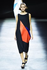 イッセイ ミヤケ 17年春夏コレクション - 柄が変化するバッグ、新シューズプロジェクト始動｜写真2