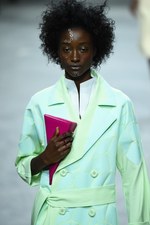 イッセイ ミヤケ 17年春夏コレクション - 柄が変化するバッグ、新シューズプロジェクト始動｜写真12