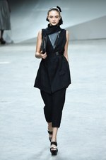 イッセイ ミヤケ 17年春夏コレクション - 柄が変化するバッグ、新シューズプロジェクト始動｜写真21