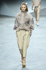 イッセイ ミヤケ 17年春夏コレクション - 柄が変化するバッグ、新シューズプロジェクト始動｜写真27