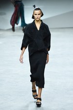 イッセイ ミヤケ 17年春夏コレクション - 柄が変化するバッグ、新シューズプロジェクト始動｜写真43