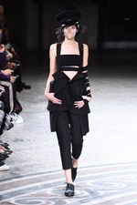 ヨウジヤマモト 2017年春夏コレクション - 仕立て屋が手掛けるフェミニンな着崩し｜写真4