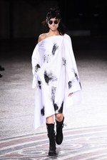 ヨウジヤマモト 2017年春夏コレクション - 仕立て屋が手掛けるフェミニンな着崩し｜写真24