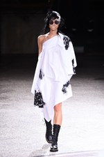 ヨウジヤマモト 2017年春夏コレクション - 仕立て屋が手掛けるフェミニンな着崩し｜写真27