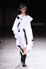 ヨウジヤマモト 2017年春夏コレクション - 仕立て屋が手掛けるフェミニンな着崩し｜写真29