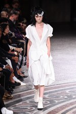 ヨウジヤマモト 2017年春夏コレクション - 仕立て屋が手掛けるフェミニンな着崩し｜写真46