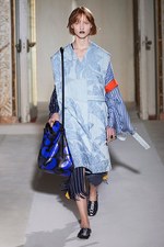 アクネ ストゥディオズ 2017年春夏ウィメンズコレクション - 世界中の文化が手を繋いで輪になる｜写真27