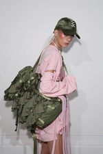 フェンティ プーマ バイ リアーナ 17年春夏 -  ロココ×スポーツ、現代版マリー・アントワネット｜写真9