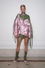 フェンティ プーマ バイ リアーナ 17年春夏 -  ロココ×スポーツ、現代版マリー・アントワネット｜写真22