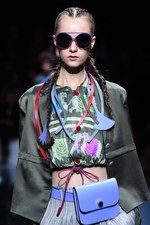 エンポリオ アルマーニ  2017年春夏ウィメンズコレクション - ブランド初パリでのランウェイショー｜写真28