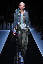 エンポリオ アルマーニ  2017年春夏ウィメンズコレクション - ブランド初パリでのランウェイショー｜写真31