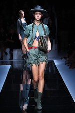 エンポリオ アルマーニ  2017年春夏ウィメンズコレクション - ブランド初パリでのランウェイショー｜写真34