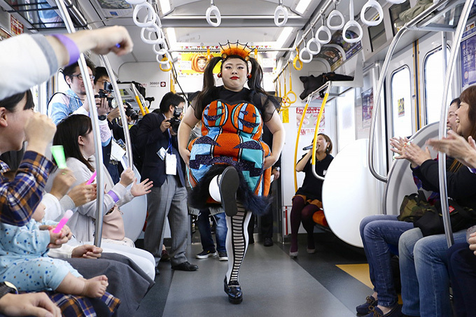 西武鉄道、ワタナベナオミトレインを運行 - 渡辺直美と一緒に電車に乗ろう｜写真3