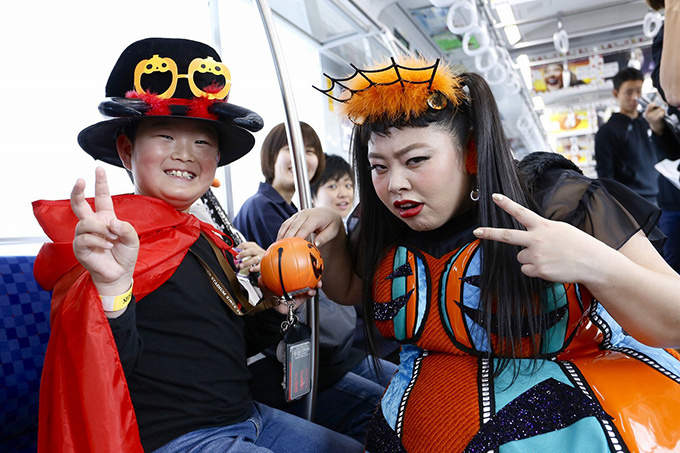 西武鉄道、ワタナベナオミトレインを運行 - 渡辺直美と一緒に電車に乗ろう｜写真2