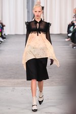 ヴェロニク ブランキーノ 2017年春夏コレクション - 開放感と目覚める少女性｜写真1